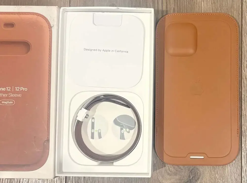 Apple iPhone 12 / 12 Pro Leather Sleeve with MagSafe Saddle Brown